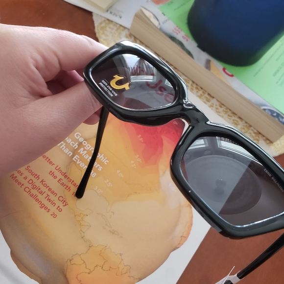 True Religion black sunglasses no soft/hard case - Picture 3 of 7